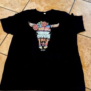 Xoxo bull skull with flowers shirt size XL.